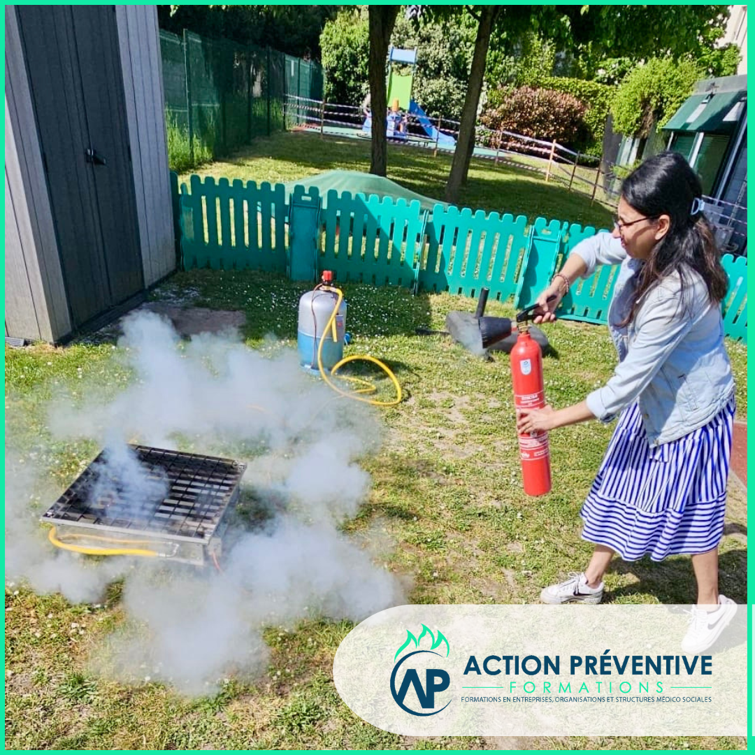 Formation incendie en crèche avec évacuation du personnel et protection des enfants en bas âge